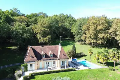 Image de Elégante chartreuse, entièrement rénovée avec piscine privée et vue sur Domme.