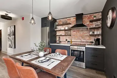 Image de Stylish Industrial 1br Above Dt Collingwood Bakery