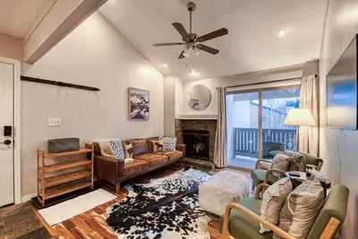 Image de Updated Apt | Walking Distance to Ski Shuttle and Dining!