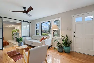 Image de The Yellow Door Home for 8