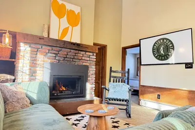 Image de SunDowner- Hot tub, Fireplace, Near Bike Park!