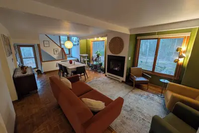 Image de 3bd contemporary on 1. 3 wooded acres. Hot tub. Fire pit. <4 miles to Gillette.