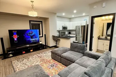 Image de 2 bedroom luxury suite close to everything.