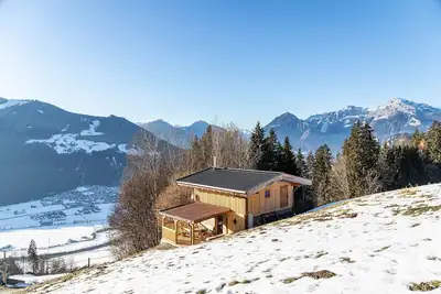 Image de Maison de vacances 'Haus Glückswiese' avec vue sur la vallée du Zillertal et terrasse privée