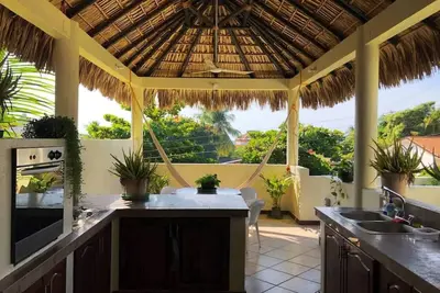 Image de King beds, Starlink, Ocean Views, Steps to beach.