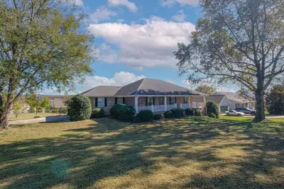 Image de large Stunning Retreat 15 min to Downtown Huntsville 3br/3bath