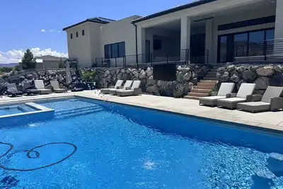 Image de Luxury Zion Retreat | Pool + Hot Tub | Pickleball | Sleeps 14