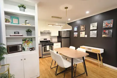 Image de Central 2-bedroom condo steps from Hike and Bike trail