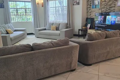 Image de Entire Home: Sleeps 7+ Free Parking