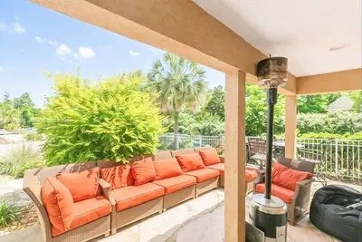 Image de 3 bedroom apartment with sauna and game room Ac/Heat and pool access/laundry