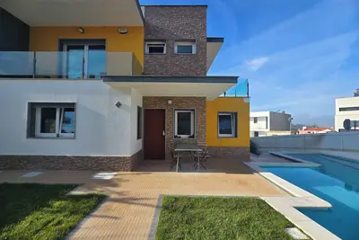 Image de Casa Cliff by Sesimbra Sun Sea, piscine chauffée, 3 suites, plages, famille.