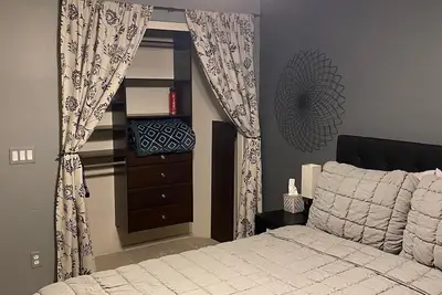 Image de Home Base - 3 bed 2. 5 bath with Pool & Outdoor Entertaining Space in Surprise!