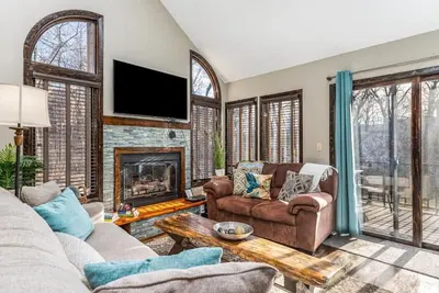 Image de Luxury, Golf-Themed Townhome