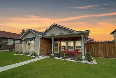 Image de Upscale Stay • Hot Tub • Steps to Dining/Coffee