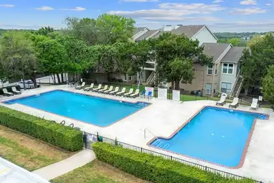 Image de Brand New 2bd/2. 5ba Condo. Furnished & Work-Ready! Corporate Housing for 28 day+