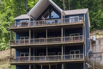 Image de Brand New, Spacious 9 bedroom, 9 1/2 bath Waterfront house in Lakeside Estates