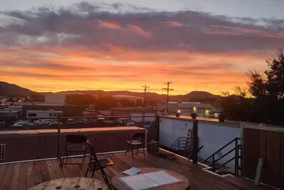 Image de Creative Industrial Retreat with Decks, Games, Hot Tub & Spray Paint Trailer