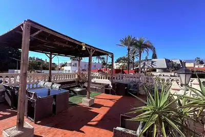 Image de Large Beach House For 10 - Terrace - Air Conditioning- Wifi and steps from everything