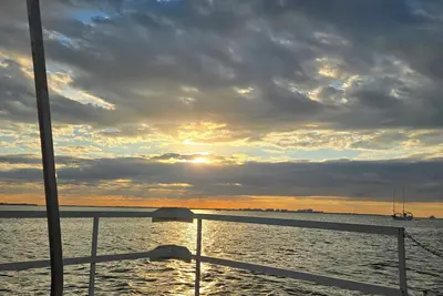 Image de Imagine to sleep or live the HouseBoat Experience.