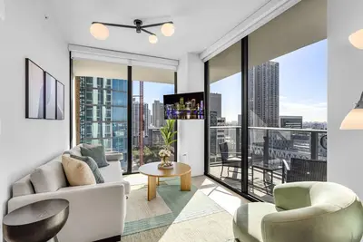Image de Corner Chic 2br Downtown | Rooftop Pool & Views