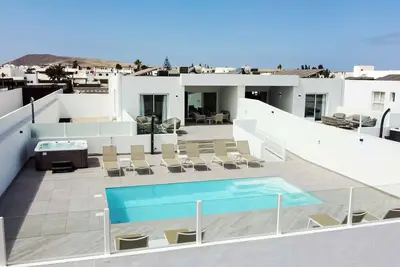 Image de Luxury, High-Standard Villa with Hot Tubs, Air Con & Pool - Sleeps 8