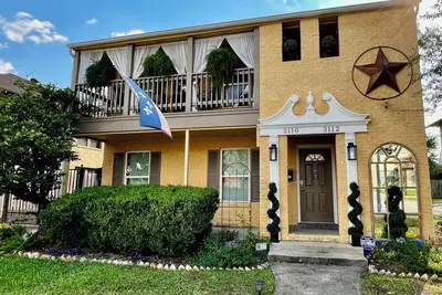 Image de 3 Bedroom, Free gated parking, 5-10 Mins. From All!
