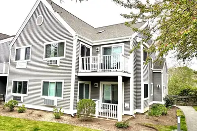 Image de This renovated second-floor corner unit has all-new interiors!