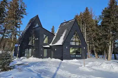 Image de Modern Forest Retreat with Sauna and Hot Tub