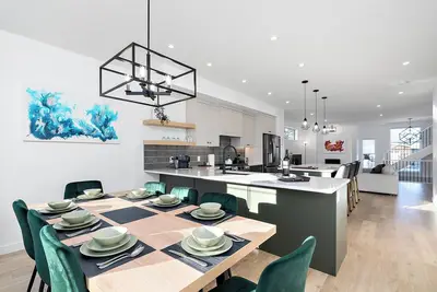 Image de Spacious Central 2 Kings/3 Queens w/ 2 Living Rms + Loft