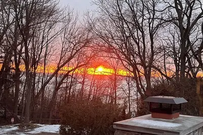 Image de 6 Bedroom Bayfield Getaway! Steps to the beach and uptown!