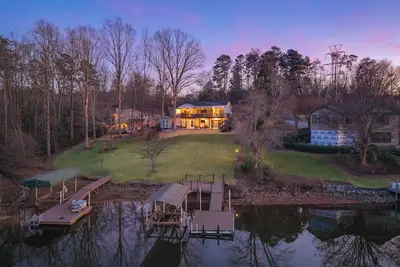 Image de Lakefront + Kayaks + Dock + Screened in Porch | Home Sweet Bowen