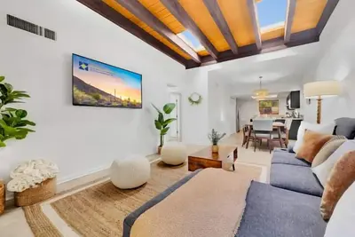 Image de Patio Home Delight! Steps from Pool/Spa! Sleeps 8.