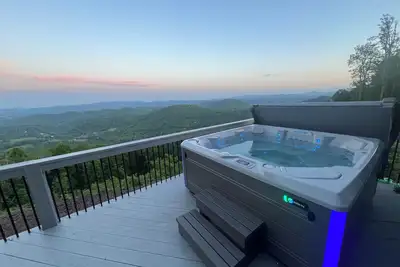 Image de Panoramic Point-Upscale Mountain Top, Hot Tub, Wifi, Smart Tv's, Pet Friendly