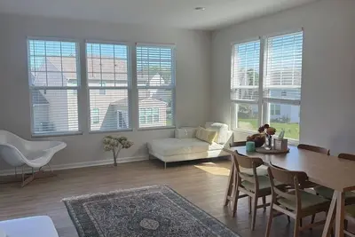 Image de Steps to Downtown and Entertainment • 4br • Sleeps 8