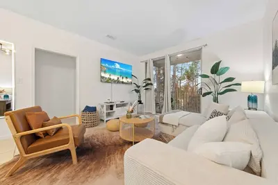 Image de Walk to Grand Blvd • Boho 2br + Pool + Gym