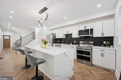 Image de A stunning  5 bedroom 3 bath home offering modern luxury and thoughtful design.