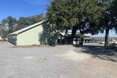 Image de Legend Oaks Room 3 over the water