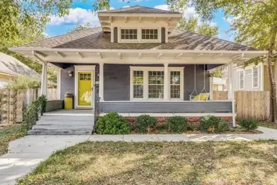 Image de Charming Riverside Bungalow • Park Access • Pet-Friendly