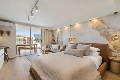 Image de Waikiki Luxe Haven – Chic Comfort in Paradise