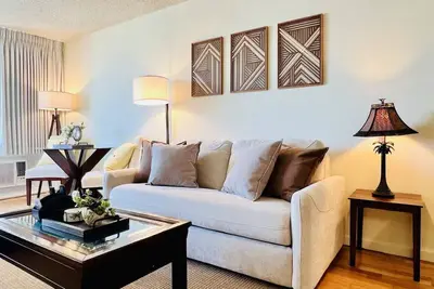 Image de Tropical Escape in Waikiki with Free Parking