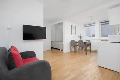 Image de Chmielna 73b Warszawa | Functional Studio in the City Centre | Apartment Close to the Underground & Railway Station