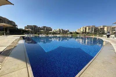 Image de Cozy 2-bedroom apartment with pools and gym and lush greenery with Ac