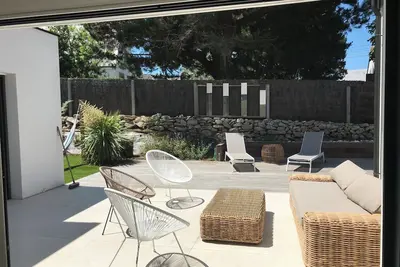 Image de villa d'architecte au calme à 50m des plages