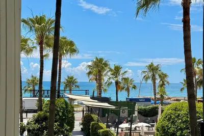 Image de Sa Apartments! Beachfront 2bd Flat