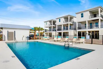 Image de Luxe | Stayin' Salty | 3 Min Walk to Beach | Pool | Pets | Bikes | Sleeps 12