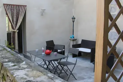 Image de Appartement « Petit Gîte » avec vue sur la montagne, piscine partagée et Wi-Fi