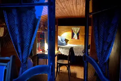 Image de Chambre d’hôtes « Espace Roulotte - Les Toits du Gaou » avec terrasse partagée et Wi-Fi