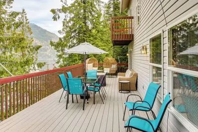 Image de Book your next Bayview getaway at this 2-bedroom, 3-bath lakefront retreat on Lake Pend Oreille! Designed for relaxation and adventure, this home features cozy living spaces, a spacious deck with a hot tub, and stunning water and mountain views.
