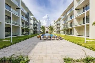 Image de Modern Eden Tropical Condo - 1 Br, Pool View, Walk to Beach