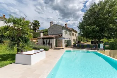 Image de Bautifull Villa Zvonar for up to 8 guests with private pool and jacuzzi in the peaceful village of Rakotule.